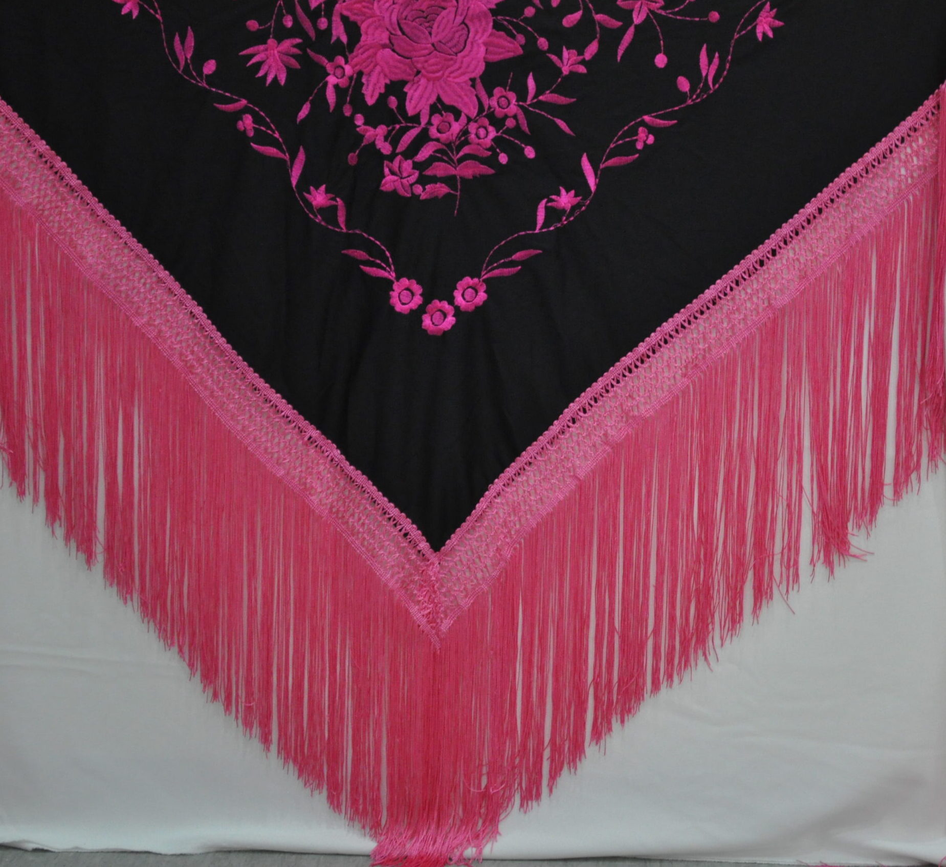 Preto flores fuchsia e franjas fuchsia ab Preto flores fuchsia e franjas fuchsia ab