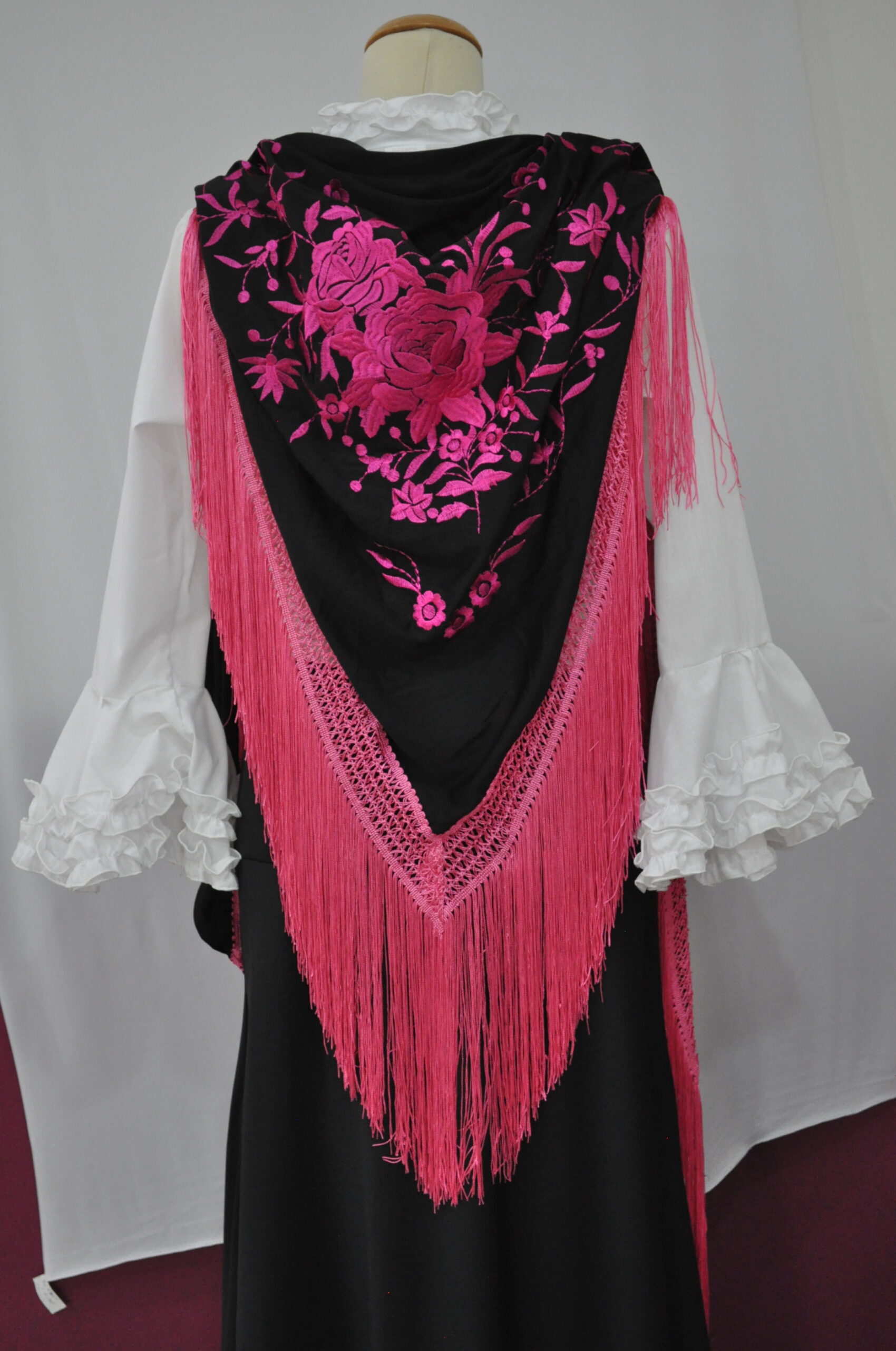 Preto flores fuchsia e franjas fuchsia Preto flores fuchsia e franjas fuchsia