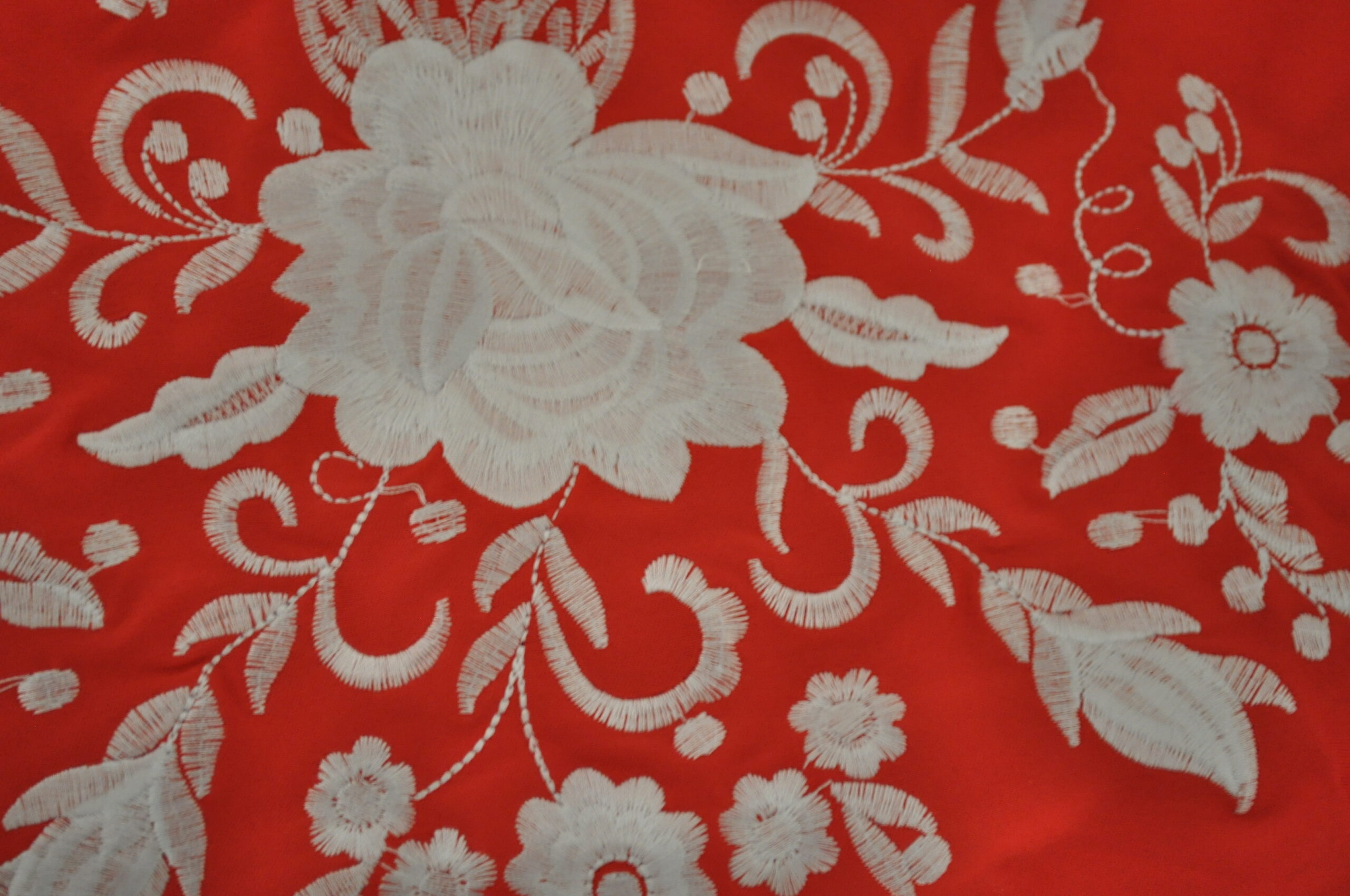 Vermelho flores brancas fech Vermelho flores brancas fech